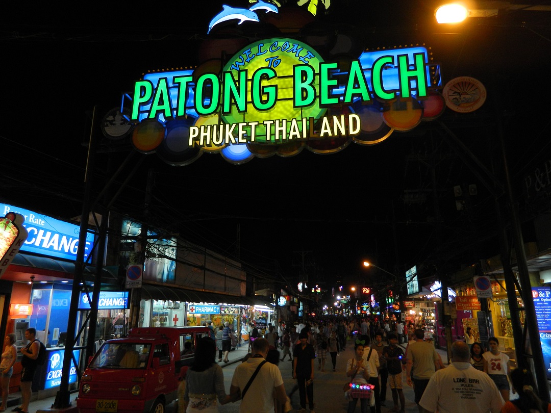 Foreign Tourist Caught on Video Urinating on Patong Beach Rd in Phuket