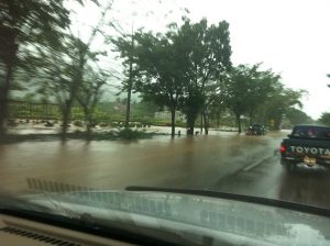 Man narrowly escapes death as floodwater engulfs car in Trat